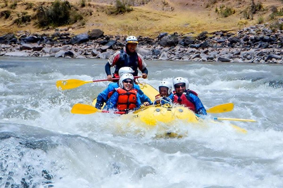 un gruppo di persone su una zattera su un fiume
