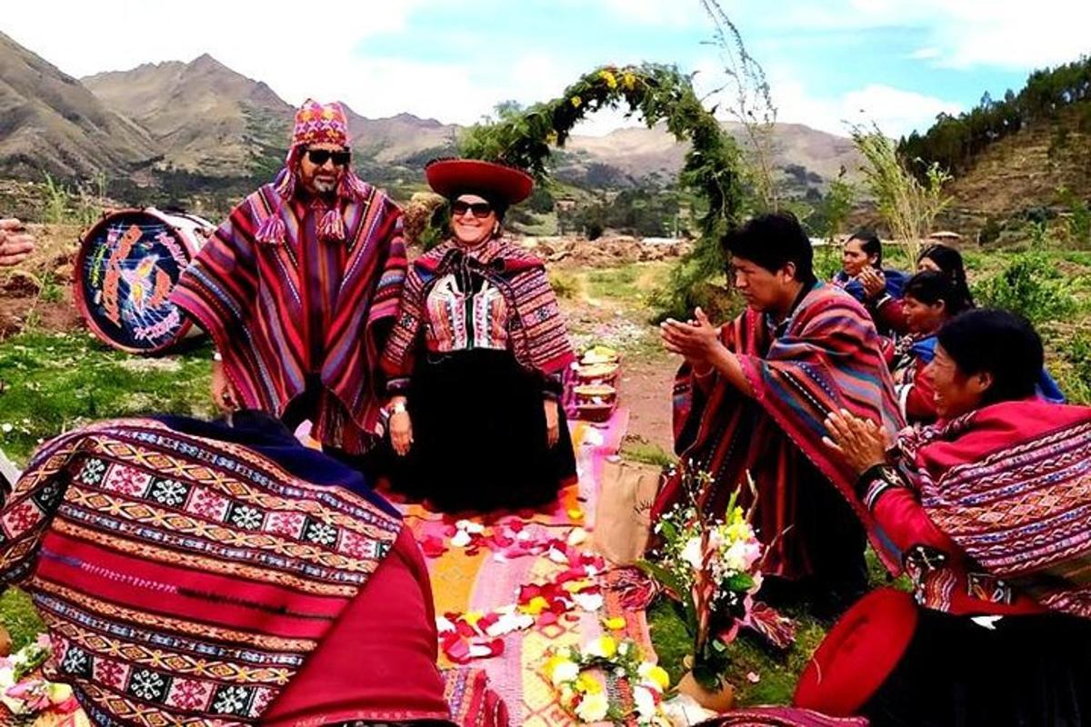 un grup de persones assegudes en un camp
