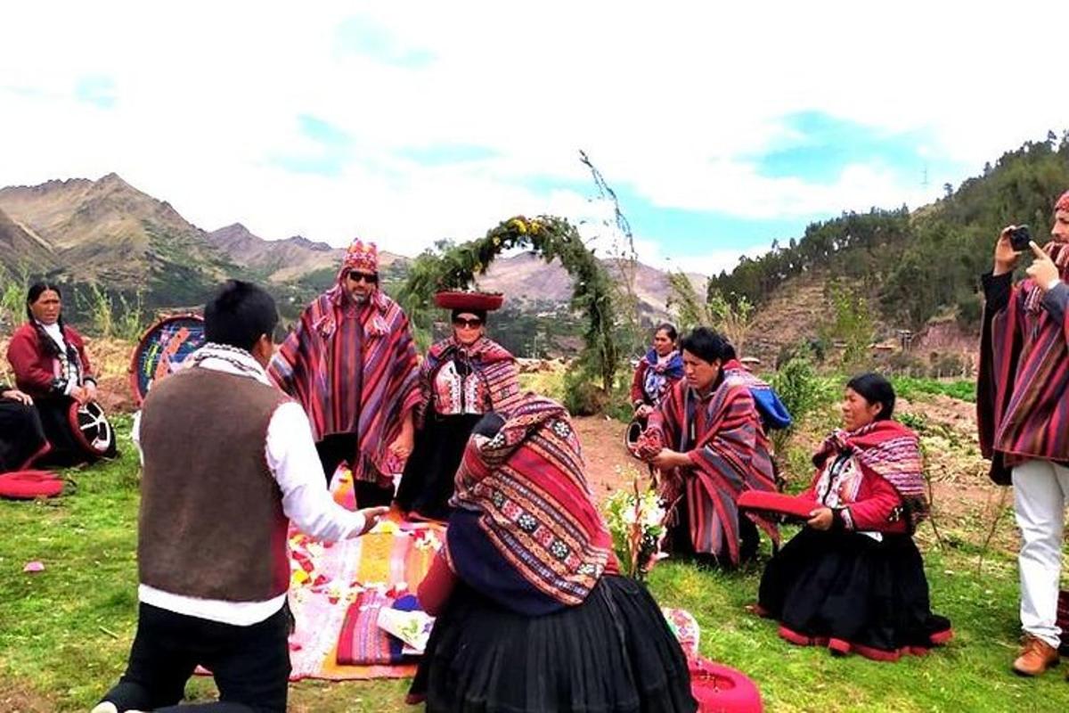 un grup de persones estan dretes en un camp