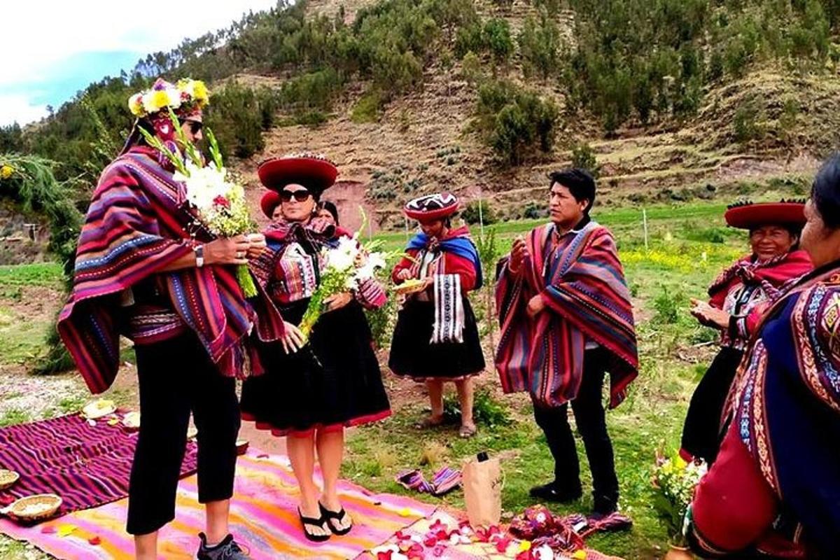 un grup de persones dempeus en un camp