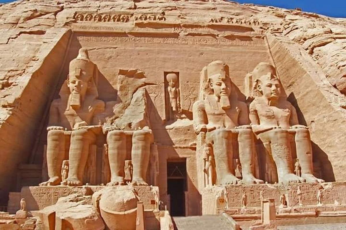 un edifici antic amb estàtues al costat