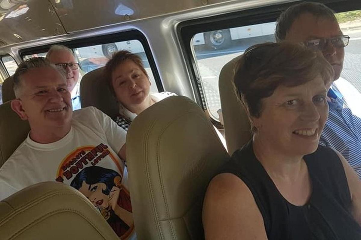 un grup de persones assegudes en un autobús