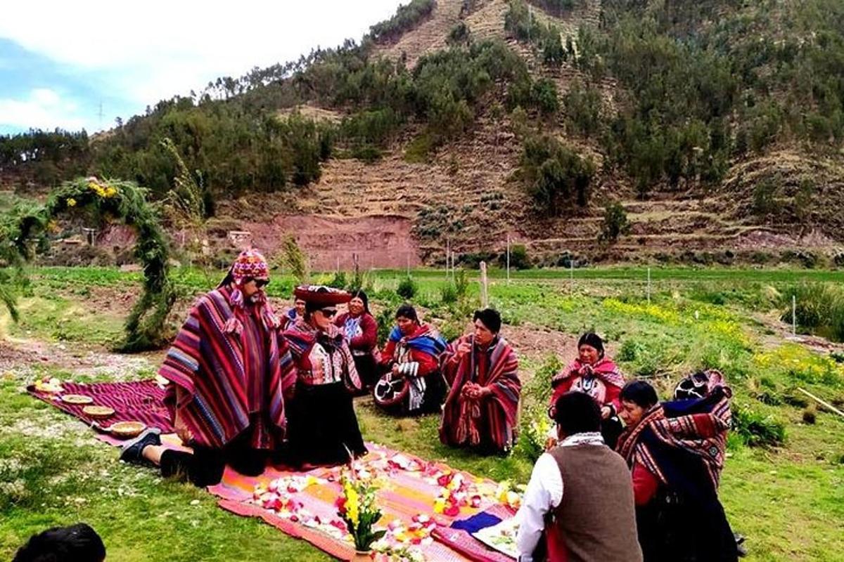 un grup de persones assegudes sobre una manta a l'herba