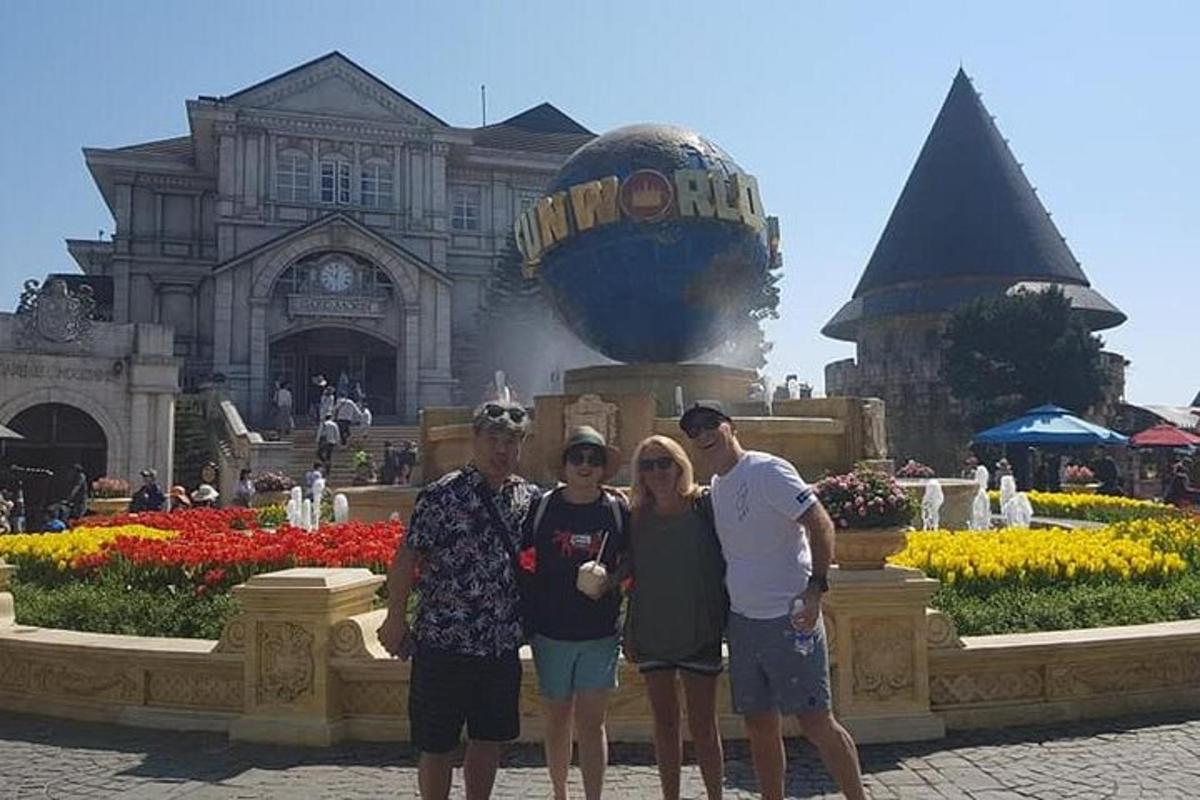 un grup de persones dempeus davant d'un edifici