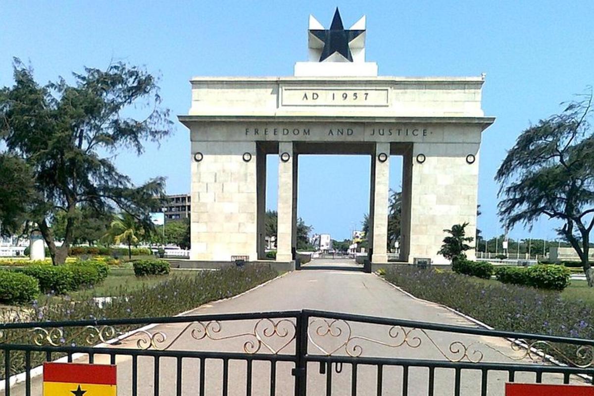 isang malaking monumento sa gitna ng kalsada