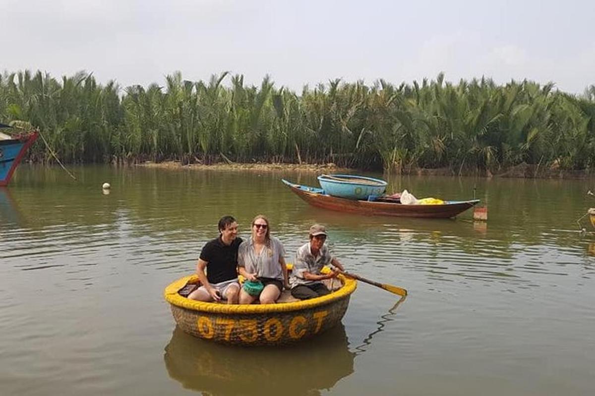 tiga orang duduk di perahu di atas air