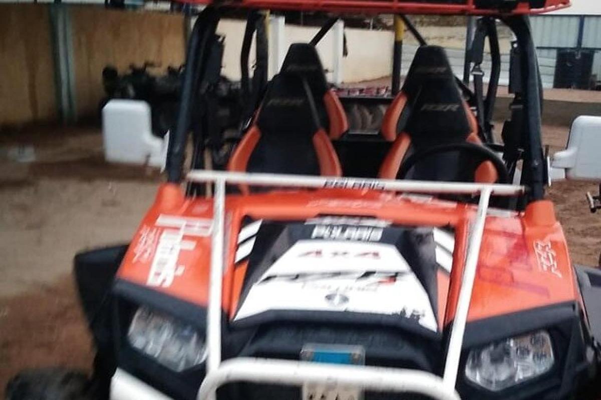 mobil golf oranye dengan dua kursi di garasi