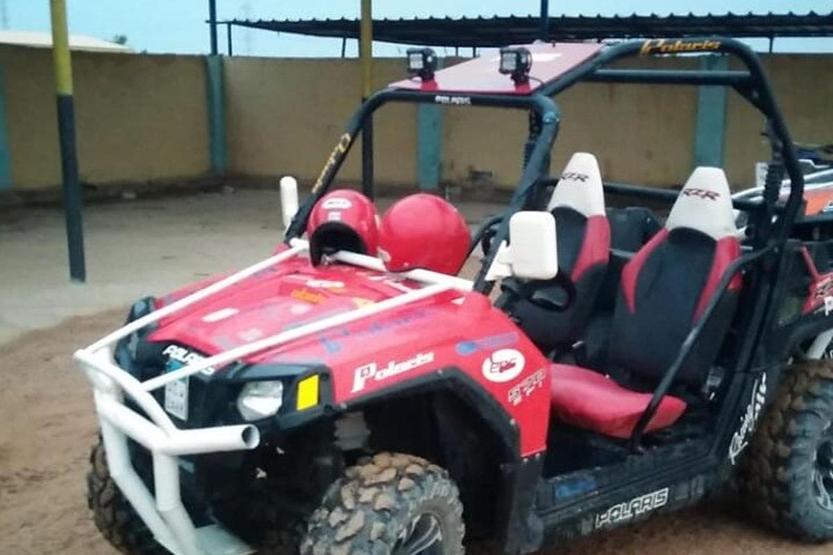 un VTT rouge garé dans un champ de terre
