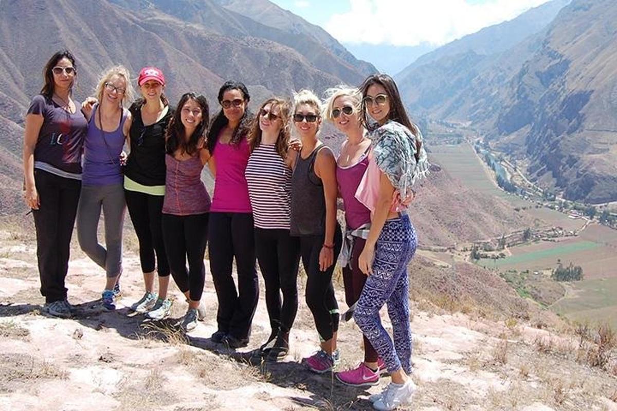un grup de dones dempeus al cim d'una muntanya