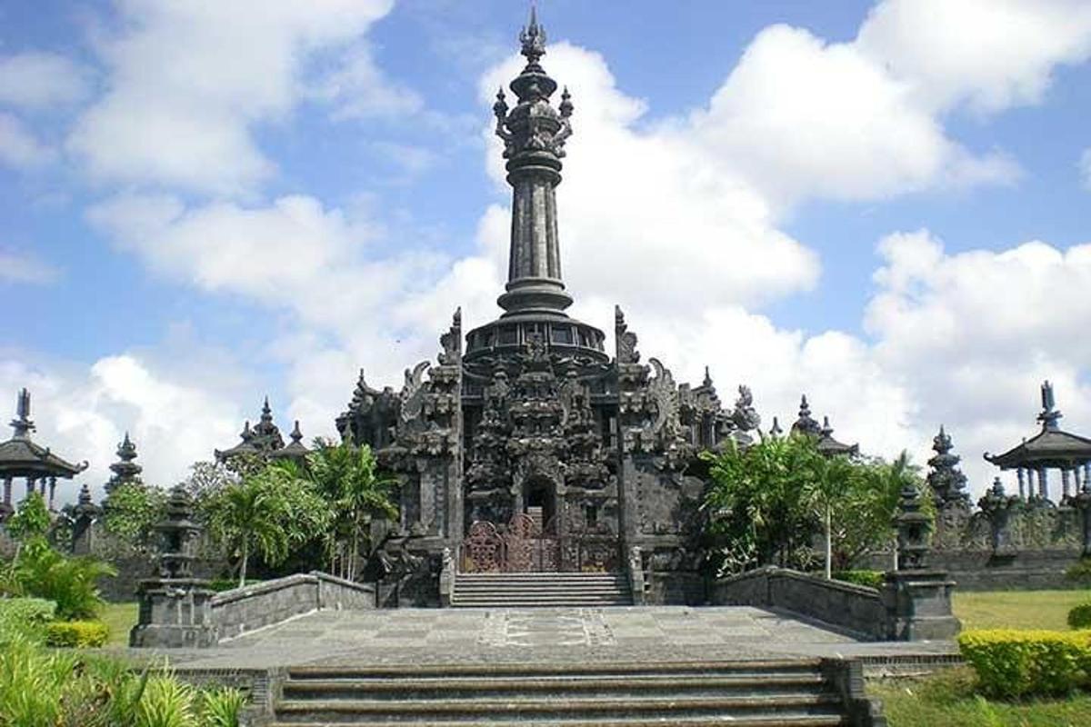 Un gran monumento en un parque con cielo.