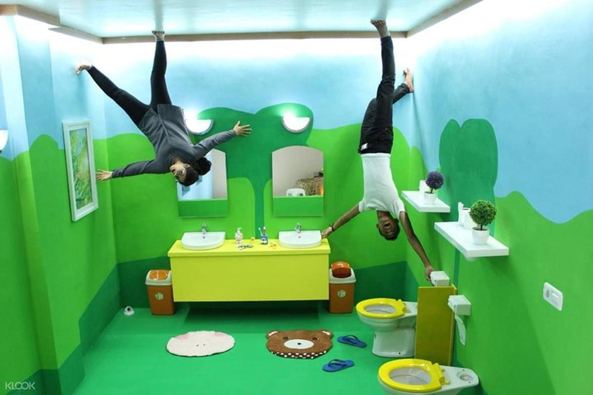 Dos personas están saltando en un baño verde.