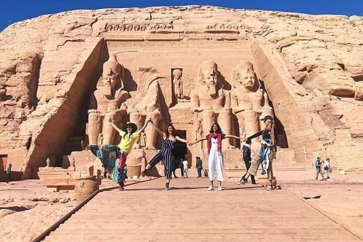 група људи који стоје испред анараоха