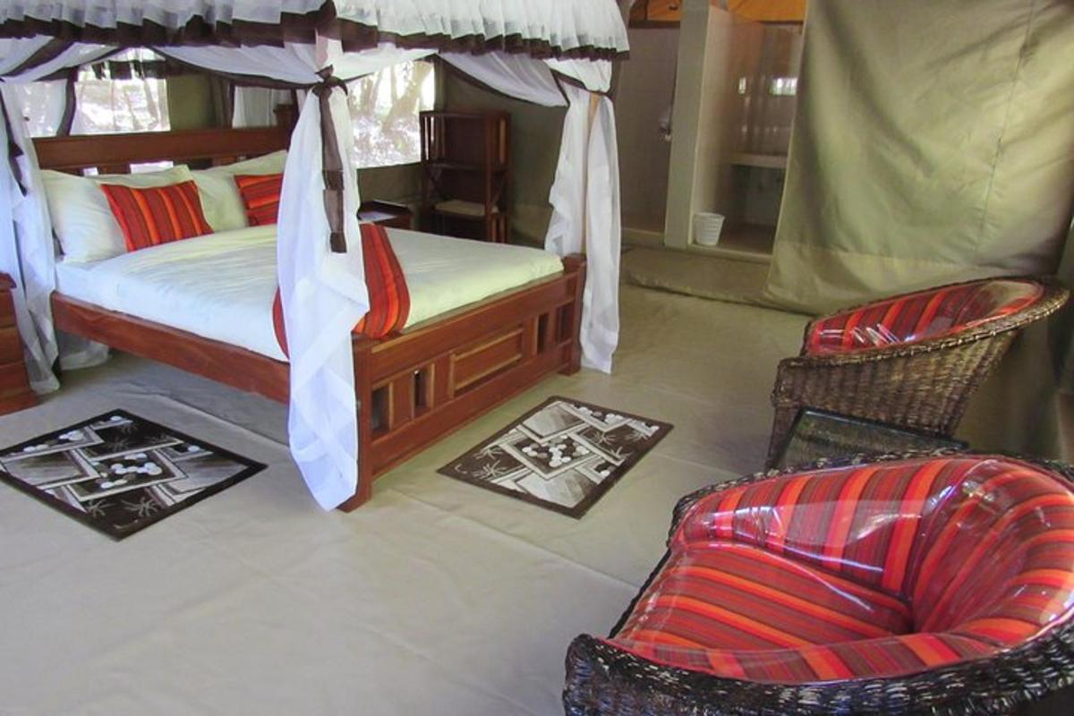 una camera da letto con un letto a baldacchino e una sedia