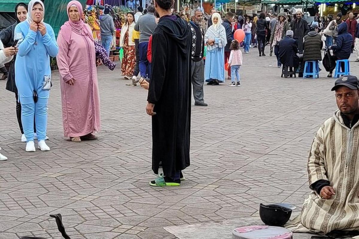 группа людей, стоящих на улице