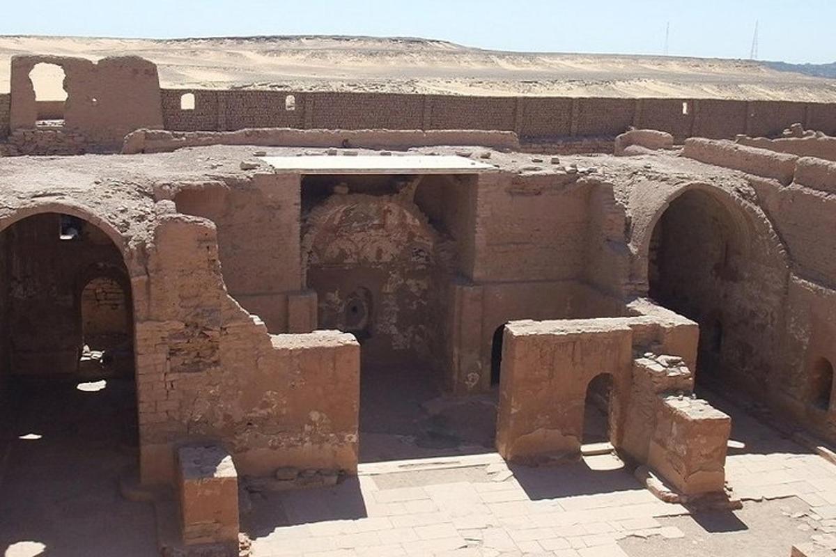 um antigo edifício de tijolos com arcos no meio
