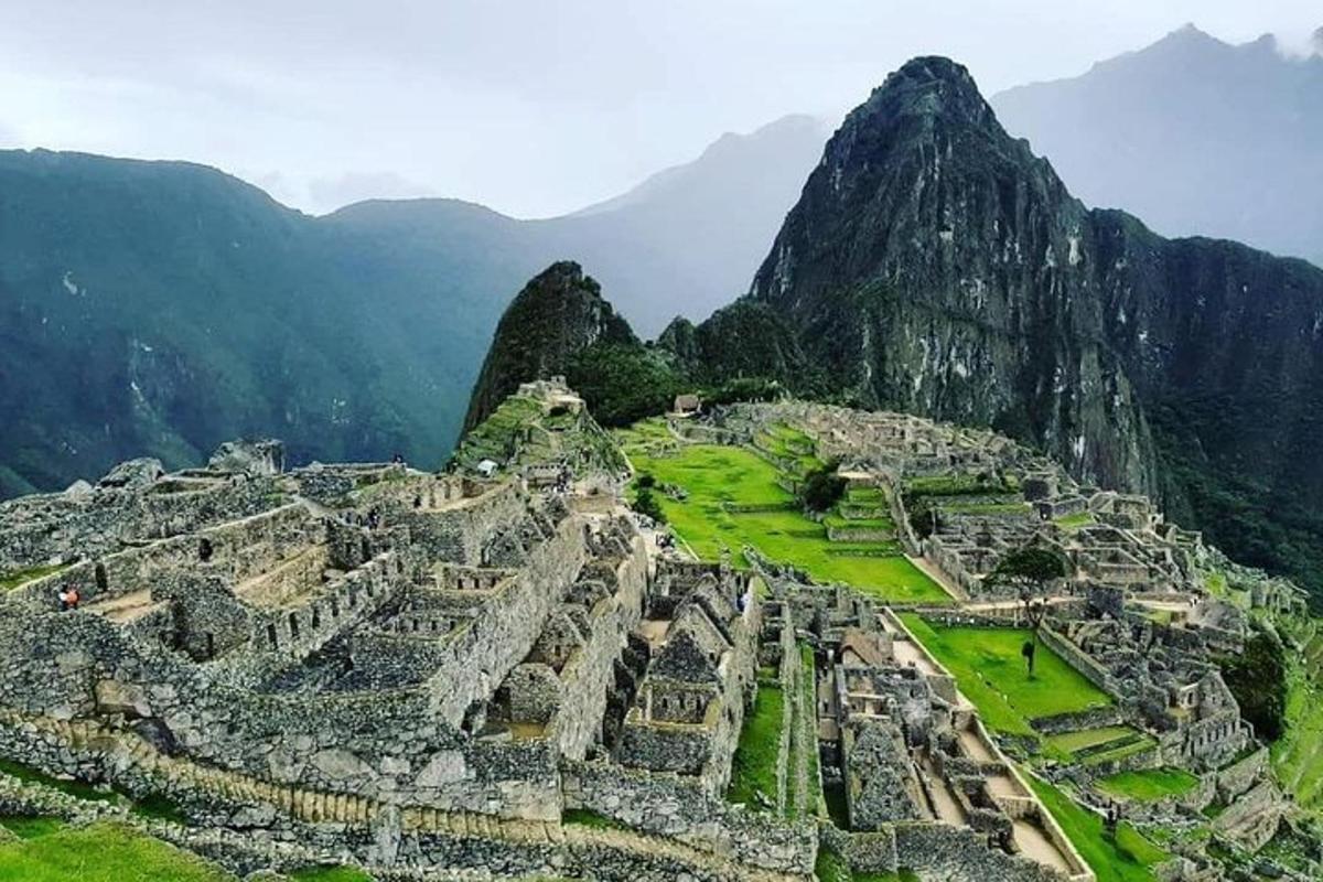 Una vista aérea de una ciudad antigua en una montaña.