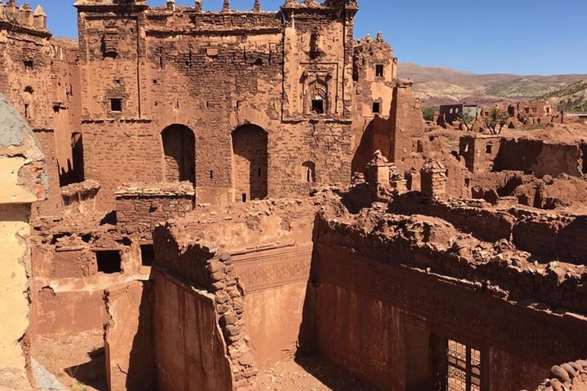 un vecchio edificio in pietra in una zona desertica