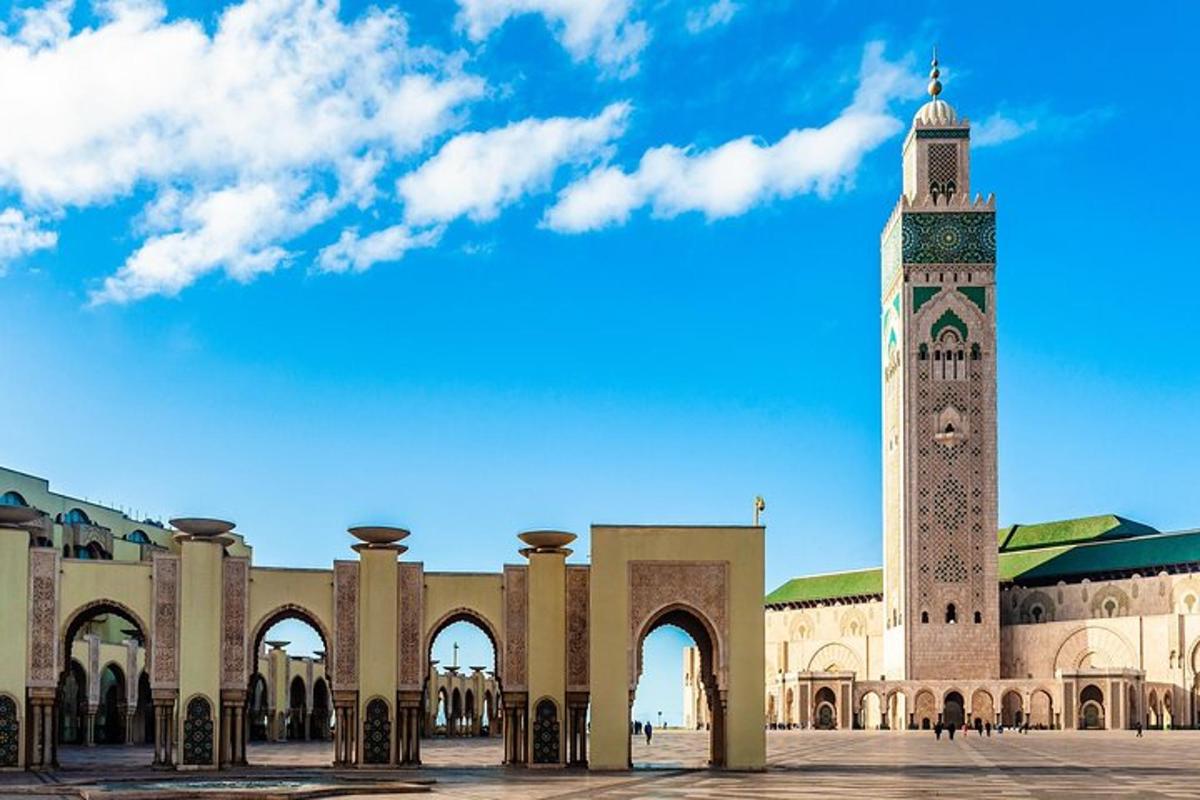 un grande edificio con una torre dell'orologio di fronte