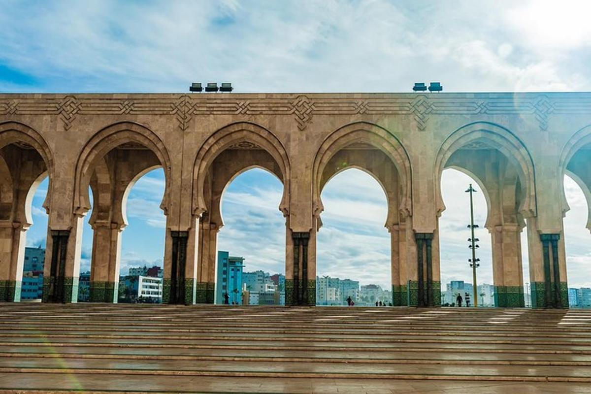 un grande edificio con archi e gradini davanti