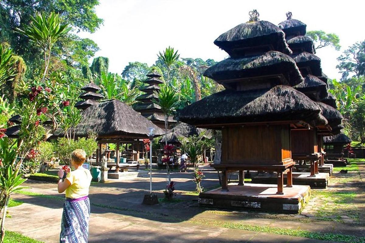 seseorang mengambil gambar bangunan kecil