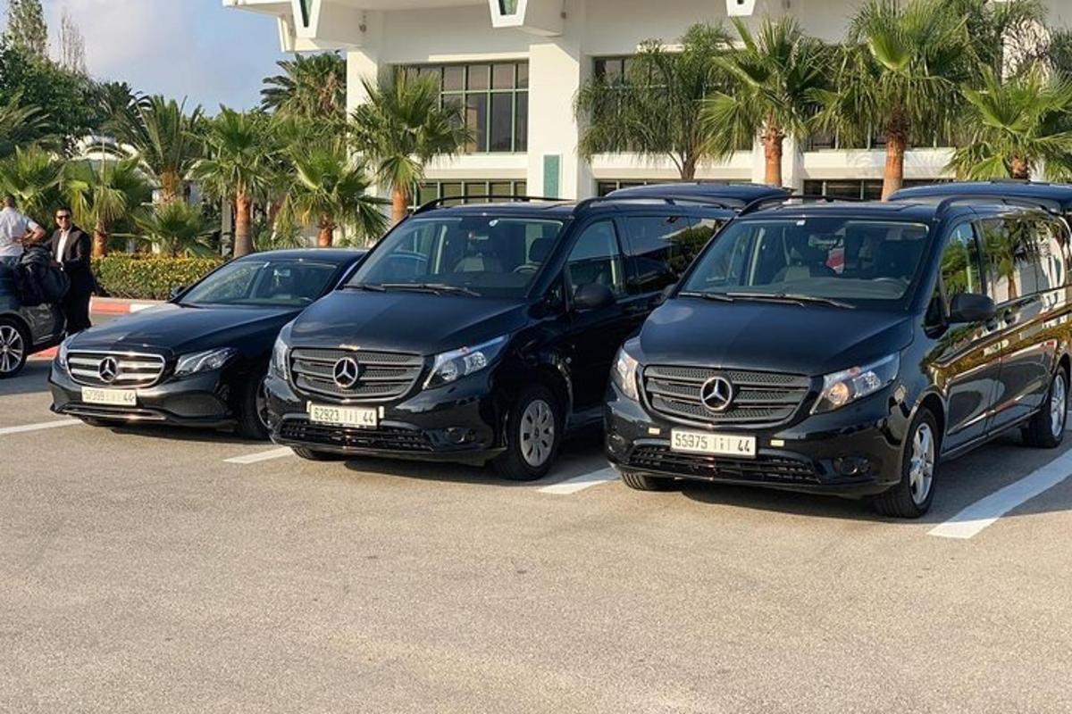μια σειρά από παρκαρισμένα αυτοκίνητα σε ένα πάρκινγκ
