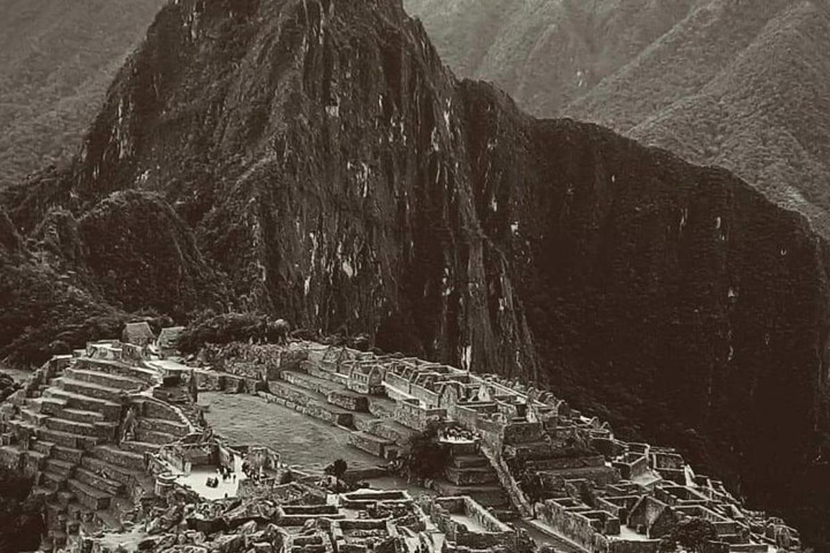 černobílá fotografie vesnice na hoře