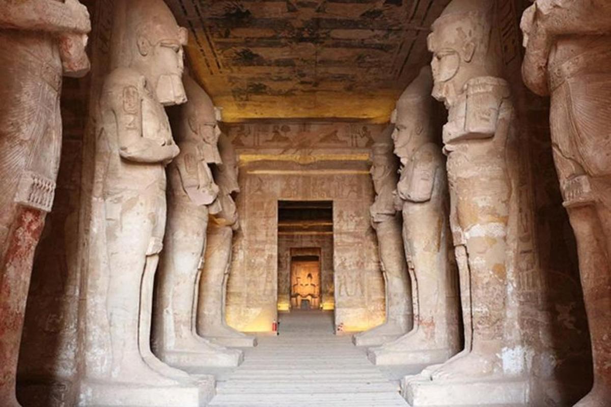 Un pasillo en un edificio antiguo con estatuas de piedra.