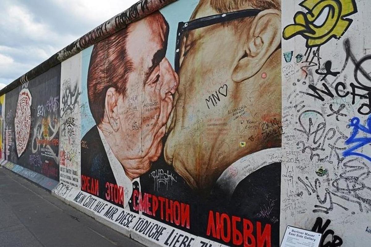 dinding yang dilitupi grafiti dengan gambar seorang lelaki