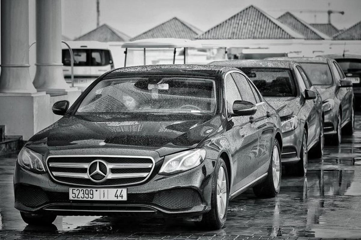 két autó parkolt egy parkolóban az esőben