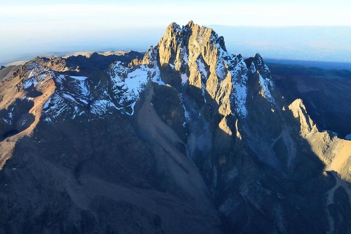 uma vista aérea de uma montanha com neve