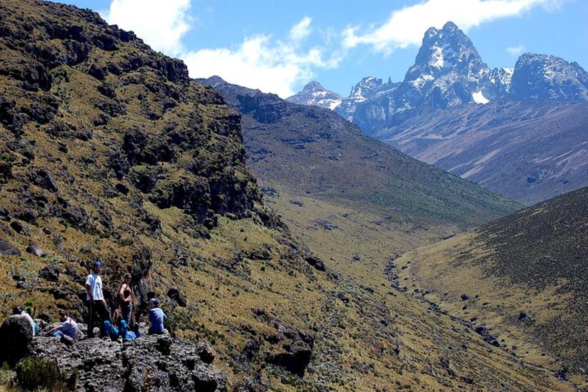 um grupo de pessoas em pé no topo de uma montanha