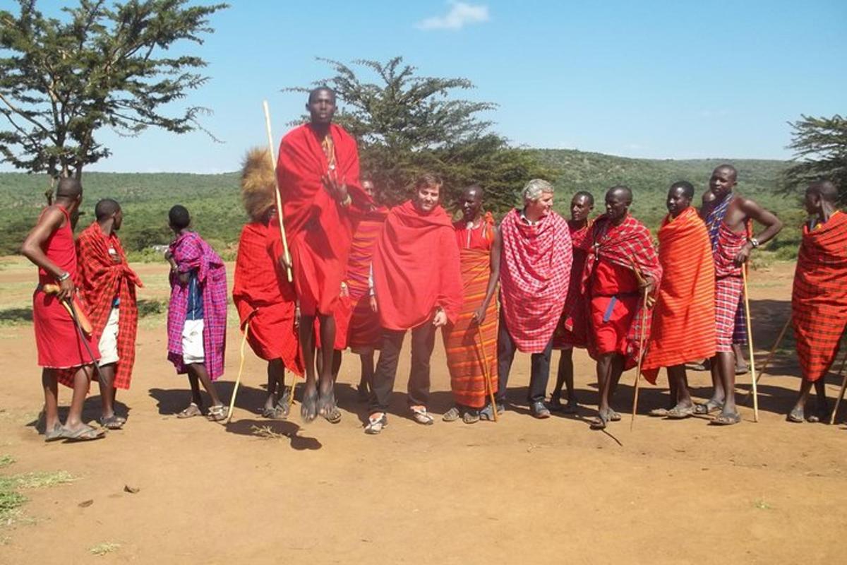 Un grupo de personas vestidas de rojo de pie en un grupo