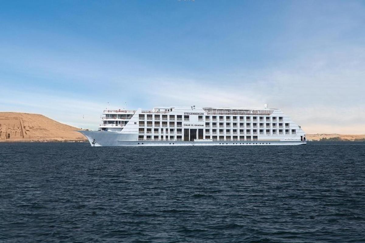ein großes Kreuzfahrtschiff mitten im Wasser