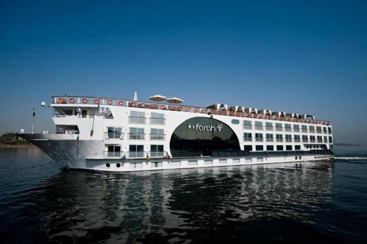 ein Kreuzfahrtschiff mit Menschen darauf im Wasser
