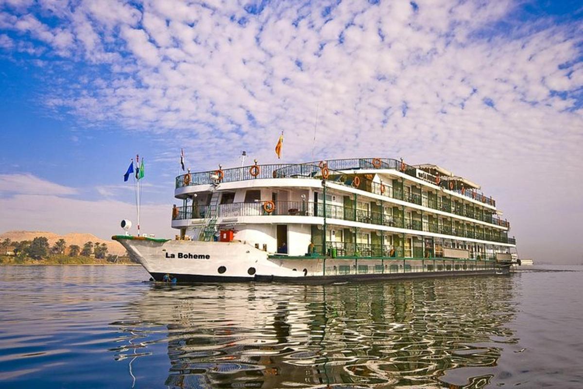 ein großes Boot im Wasser mit einem Gebäude