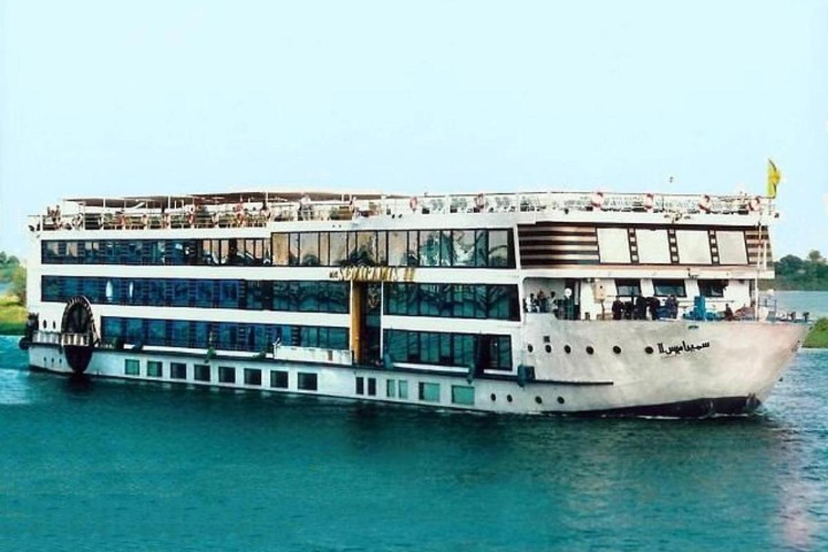 um navio de cruzeiro na água na água