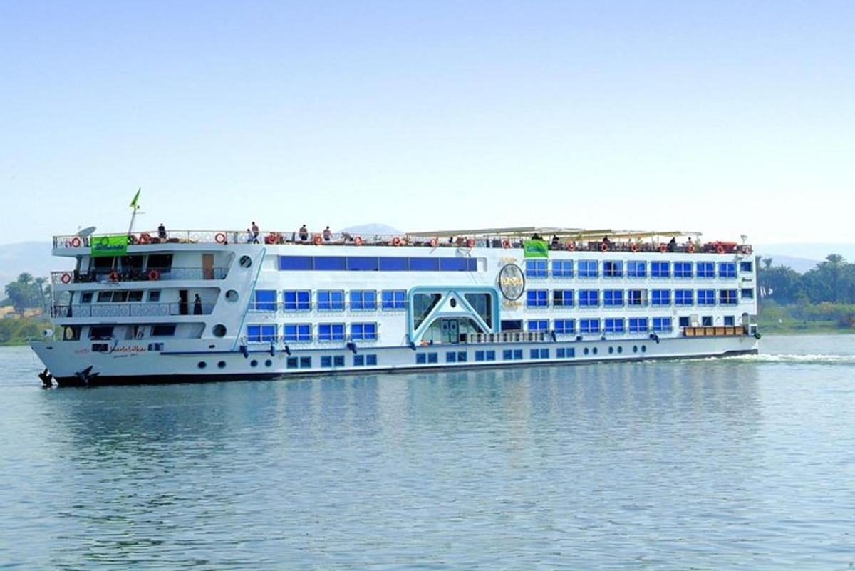 um grande navio de cruzeiro na água