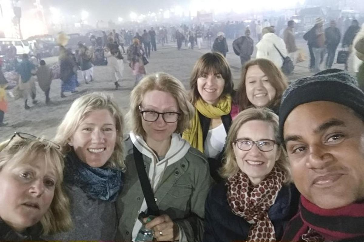 un gruppo di persone che posano per una foto