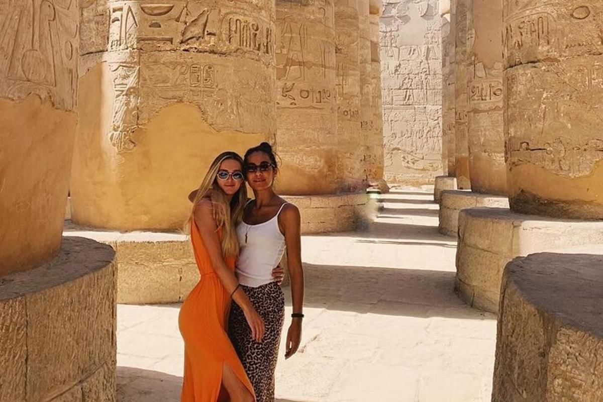Δύο γυναίκες στέκονται η μία δίπλα στην άλλη σε ένα κτίριο