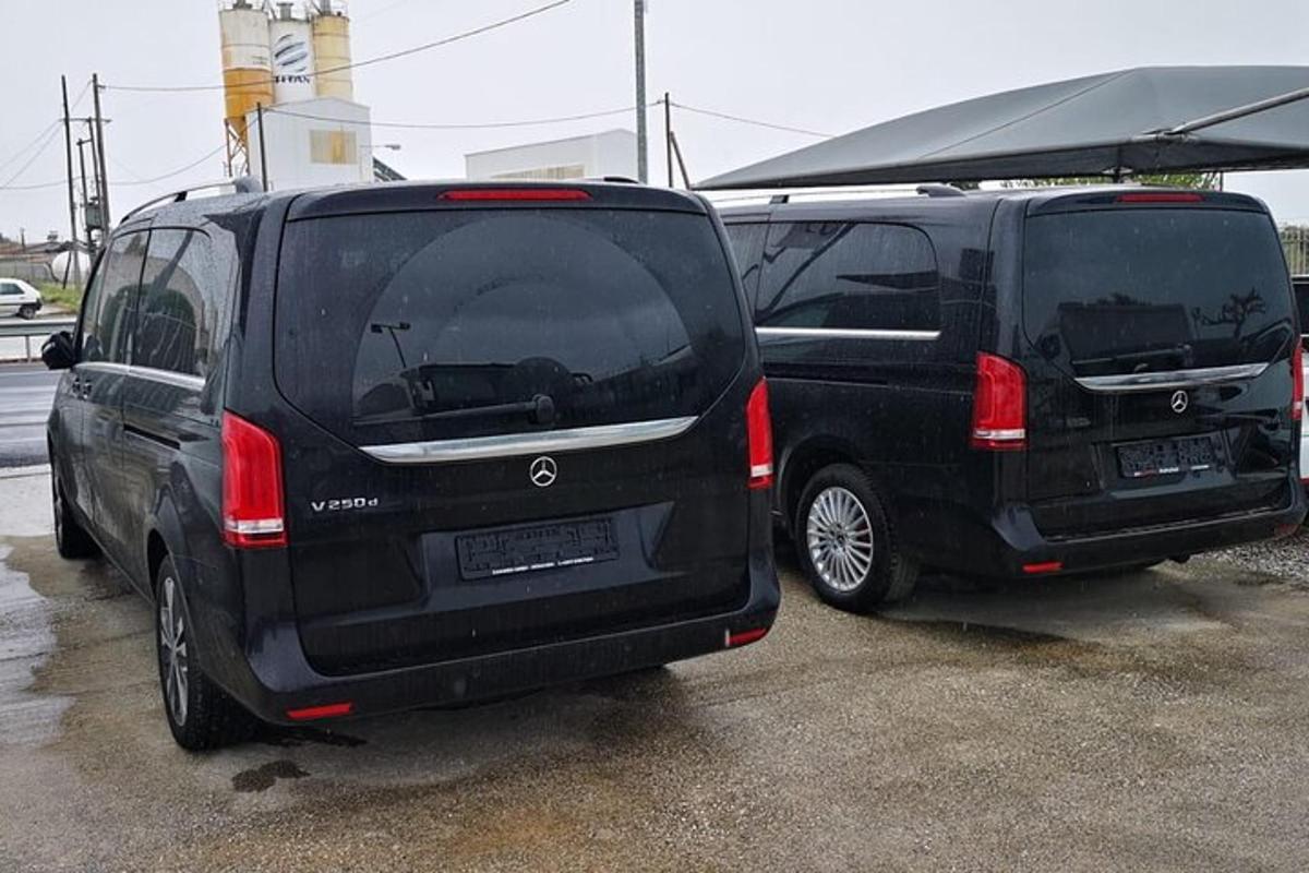 Dos camionetas negras estacionadas en un estacionamiento