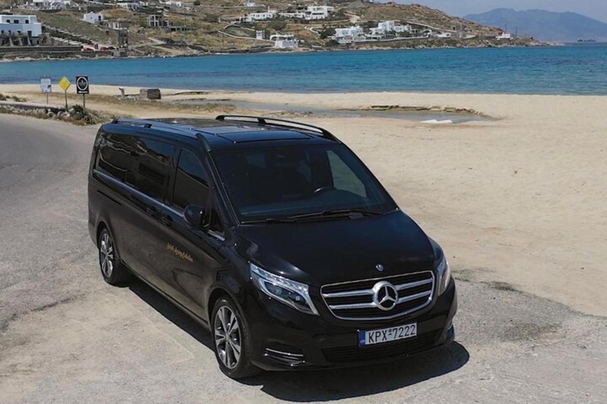 Un camión Mercedes Benz negro estacionado en una playa