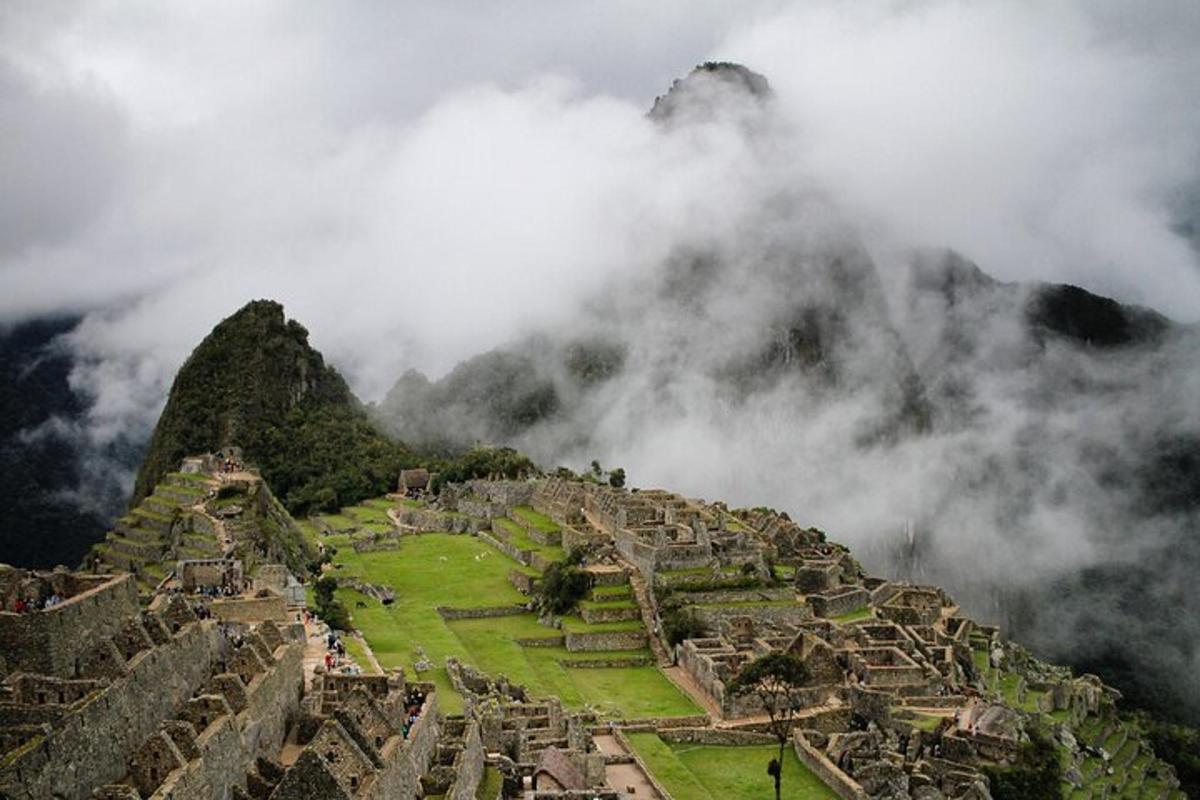 Pohled na Machu Picchu v oblacích