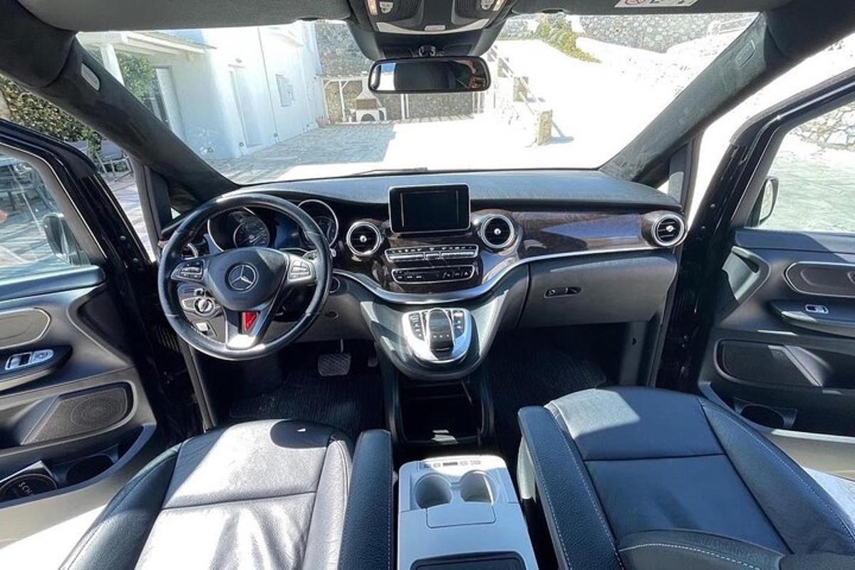 una vista del tablero de un automóvil
