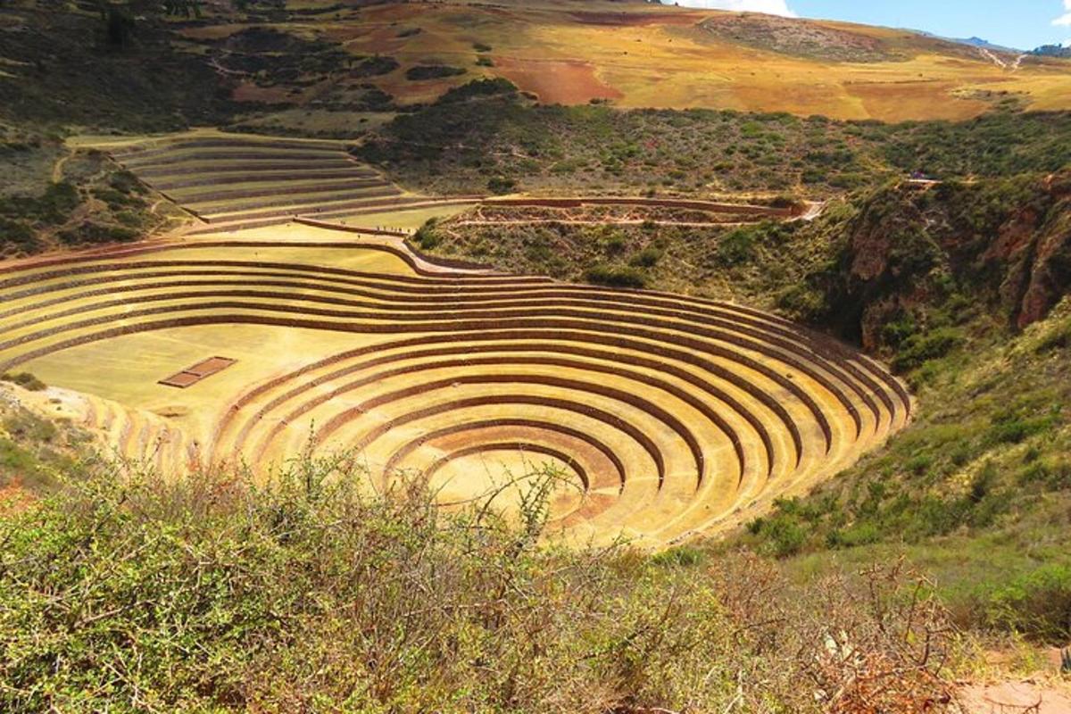Un anfiteatro en las montañas con vistas