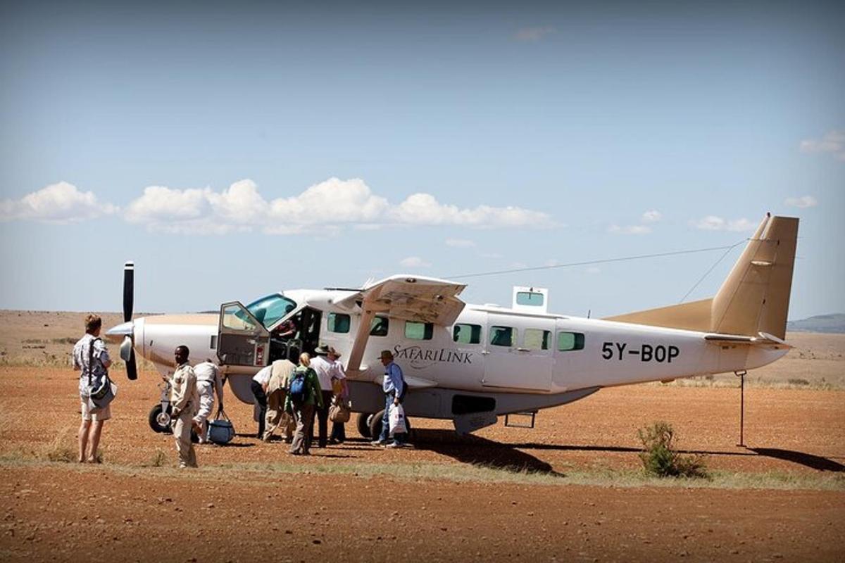 eine Gruppe von Menschen steht um ein kleines Flugzeug herum