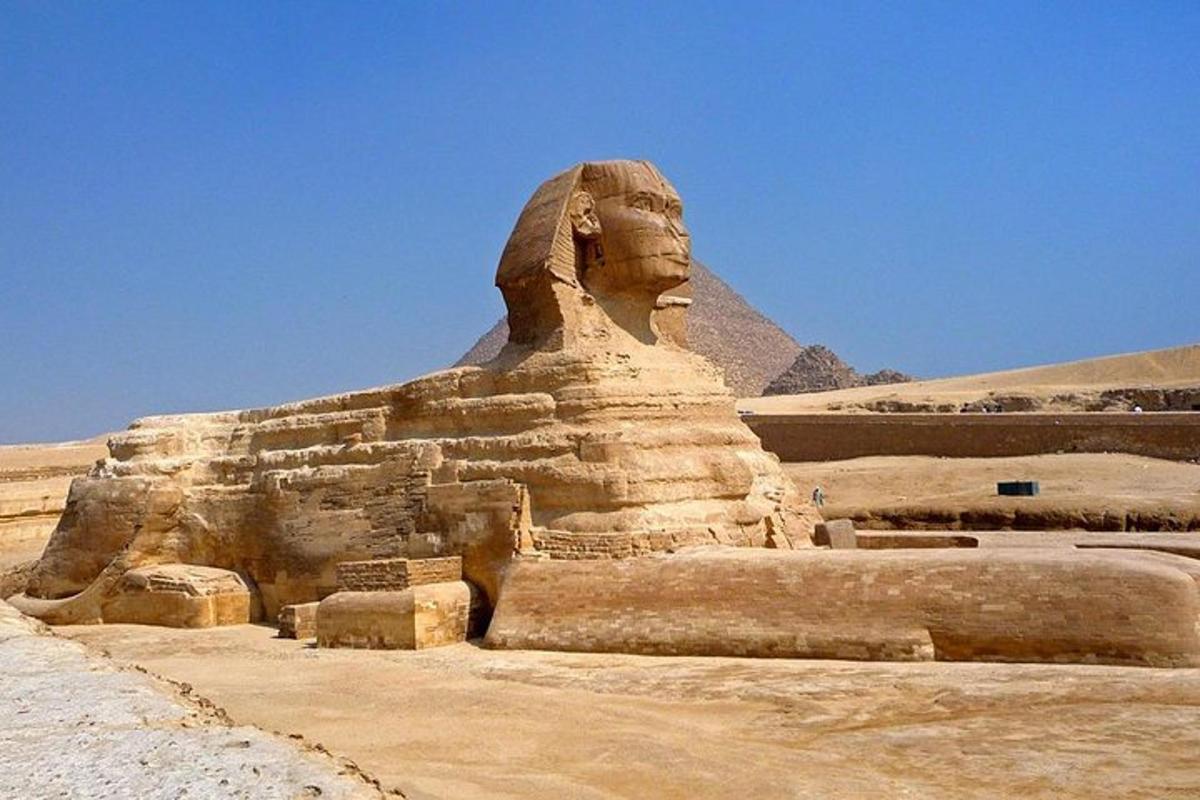velká socha před pyramidou