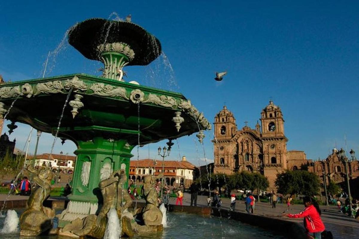 una fontana in mezzo a una città piena di gente