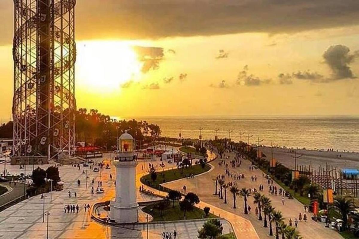 množica ljudi, ki hodijo po ulici blizu plaže