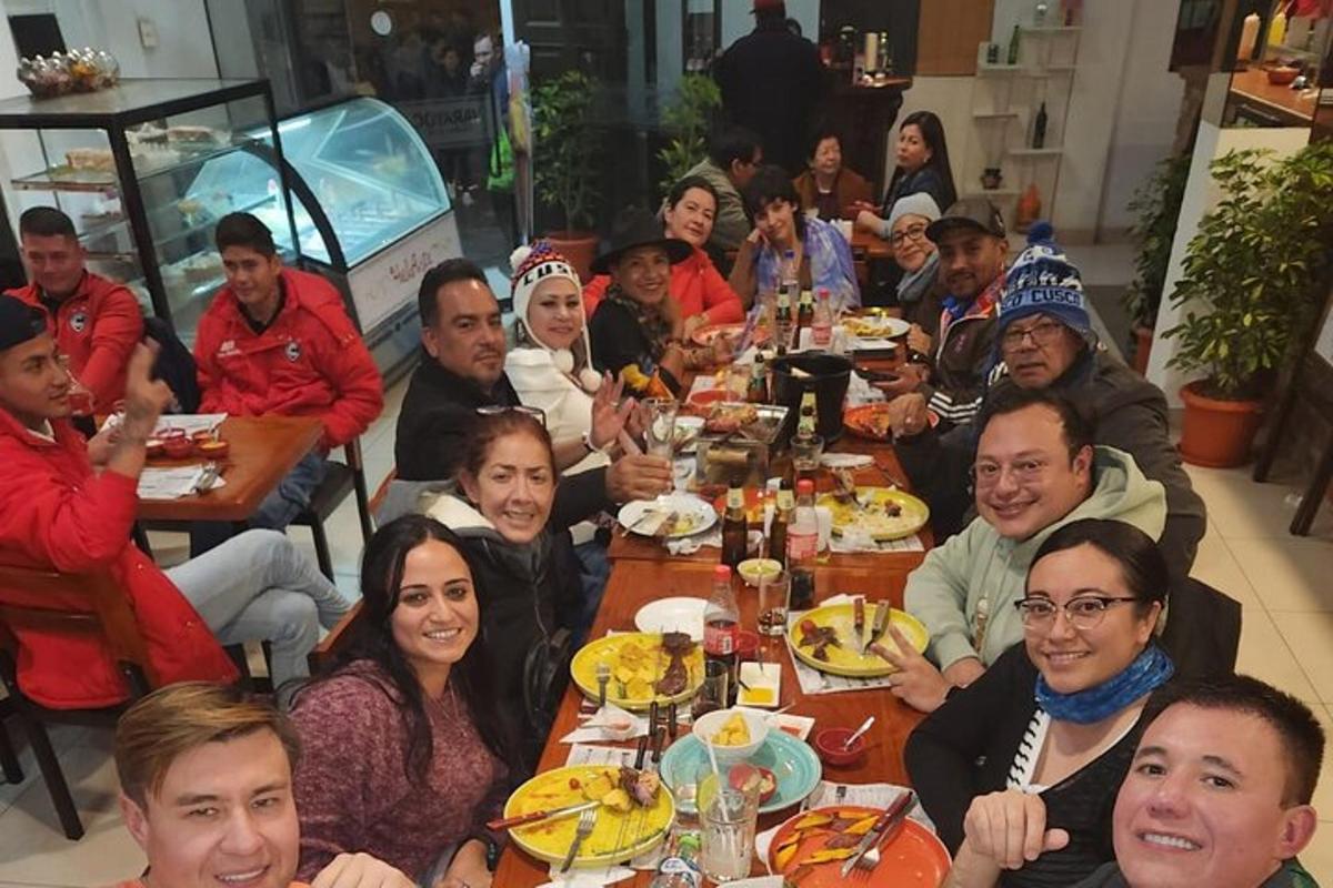 sekumpulan orang duduk di meja makan
