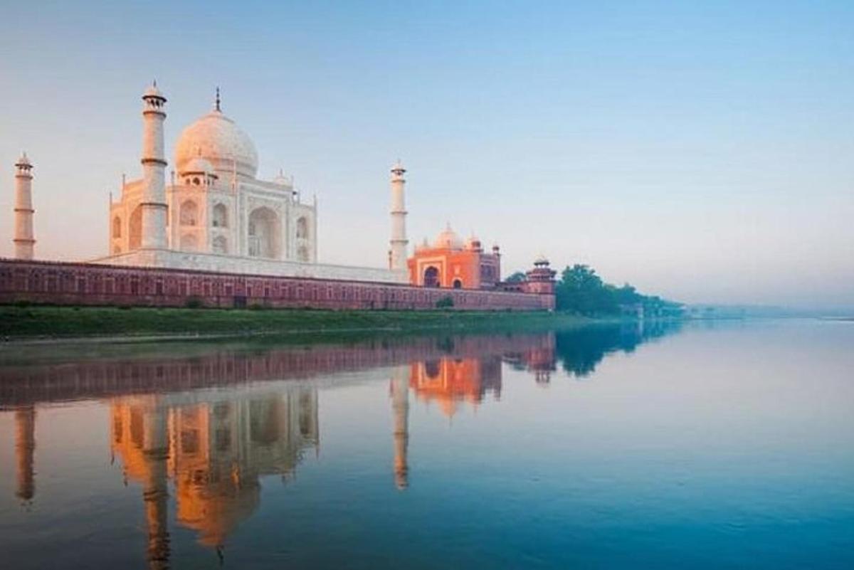 um taj mahal com seu reflexo na água